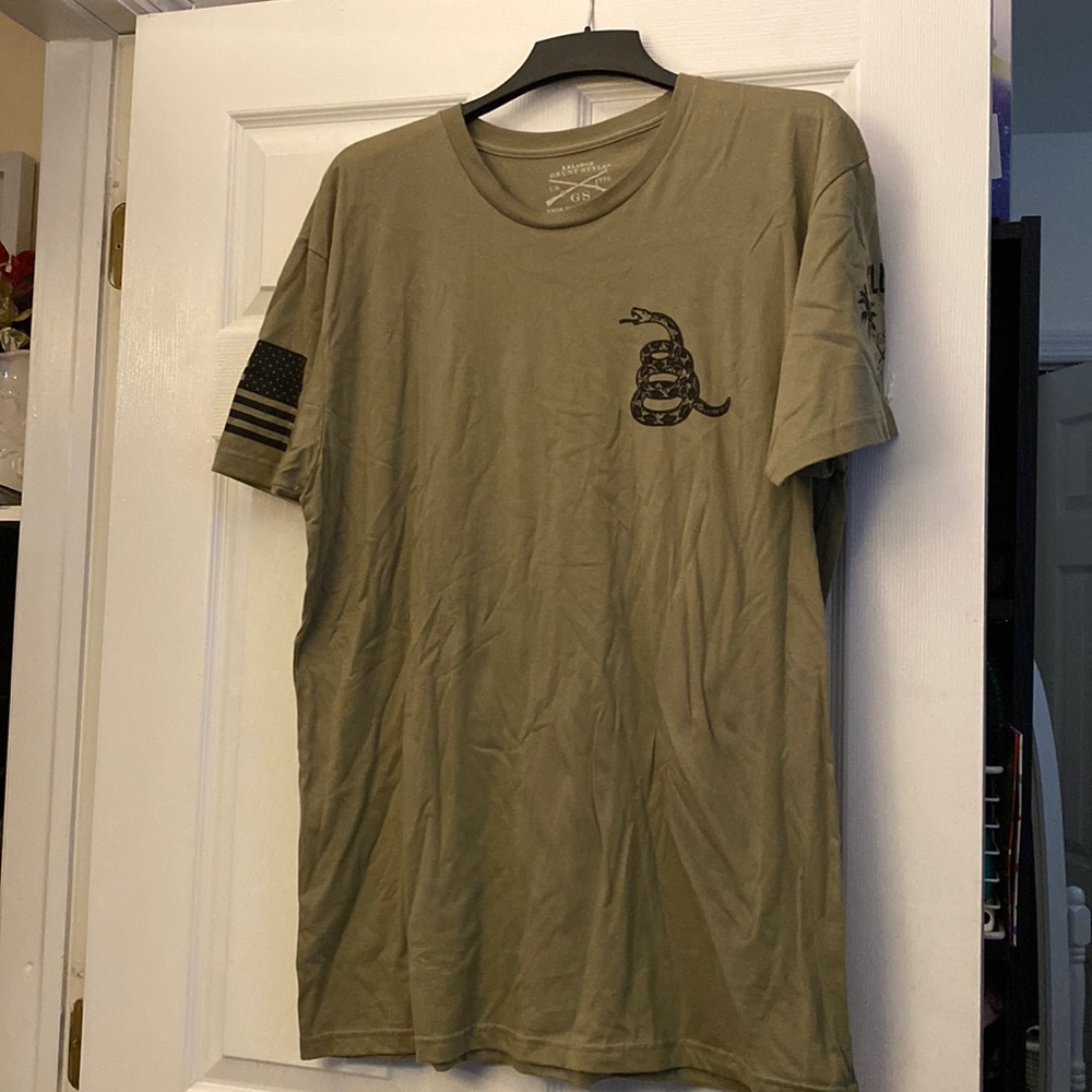 Grunt style men’s printed t shirt in green. Never worn. Size XXL.